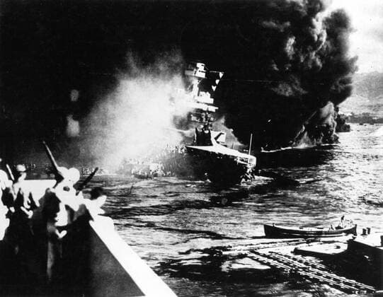 IMAGO History, Zweiter Weltkrieg: 1939 - 1945 Battered by aerial bombs and torpedoes the battleship USS California settles slowly into the mud while clouds of black smoke pour from the capsized USS Oklahoma 7 December 1941, Vereinigte Staaten von Amerika, USA, 2., II., Weltkrieg, Krieg UnitedArchives00382548 