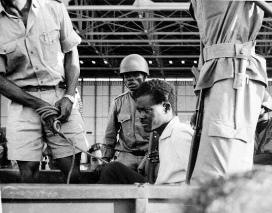 Leopoldville : A group of soldiers of Colonel Mobutu s forces roughly man handle ex Congo Premier Patrice Lumumba ( centre white shirt ) after he was brought here after his arrest here on December 3rd . 5 December 1961 UnitedArchives00413797 