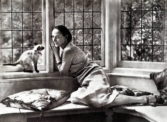 Russian ballerina , Anna Pavlova relaxing with her siamese kitten in the window seat of her home in Ivy House , Hampstead Heath , London ., Katze, Hauskatze, Jungtier, klein, Haustier, Kätzchen, Junges UnitedArchives00415048 