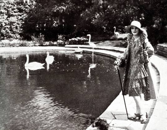 Russian ballerina , Anna Pavlova on the bank of her swan sea at her home in Ivy House , Hampstead Heath , London . UnitedArchives00415050 