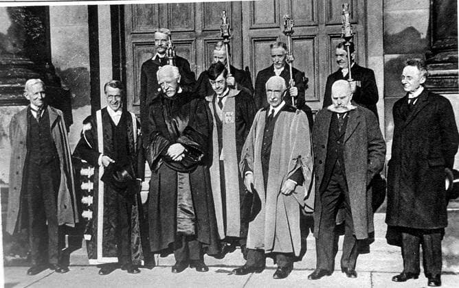Norwegian explorer and philanthropist as Lord Rector of St. Andrew s University: Dr. Fridtjof Nansen (third from left) in a group on the occasion of his installation. 1926 UnitedArchives00420587 