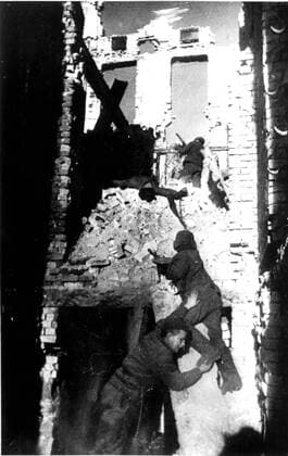 IMAGO History, Zweiter Weltkrieg: 1939 - 1945 WW2 - Stalingrad, USSR 1942 Fighting in the centre of Stalingrad UnitedArchives00497836 