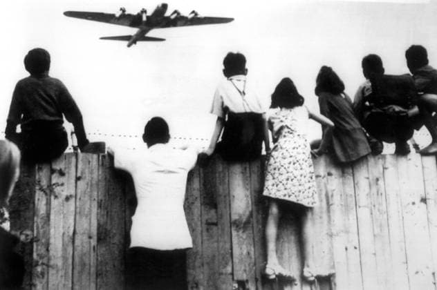 70 Jahre Berliner Luftbrücke am 26. Juni Beginn der Berlinblockade, 70. Jahrestag am 24. Juni Berlin Airlift 1948 Children watch as a US Airforce Plane lands at Templehof Airport UnitedArchives00498098 