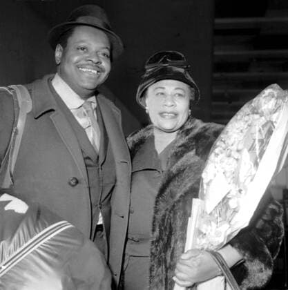 IMAGO ICONS: Ella Fitzgerald London Airport Oscar Paterson from the U.S.A. of the Oscar Paterson trio fame who arrived here today 4th March 1961 for a three week concert tour with Ella Fitzgerald. UnitedArchives00499519 