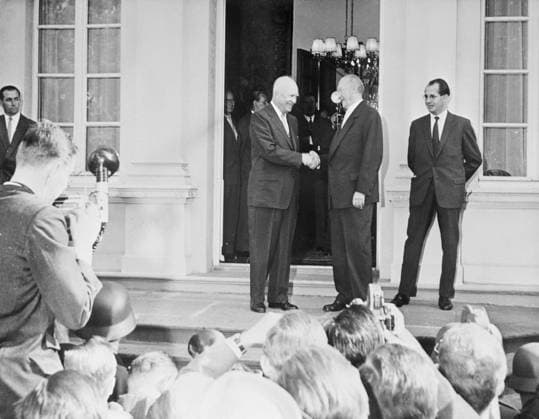 27 August 1959 - Bonn, West Germany Standing on the steps of the West Geman Chancellery to shake hands and meet the press are US President Dwight Eisenhower and Chancellor Konrad Adenauer (interpreter stands at right) Credit: TopFoto.co.uk, Deutschland, Kanzler, Reichskanzler, Bundeskanzler UnitedArchives00506197 