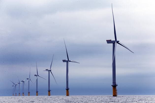 The London Array, the world s largest offshore wind farm in the Thames Estuary off the coast of the UK Photo by: Stephen Lock i-Images StephenxLock i-Images  SLK