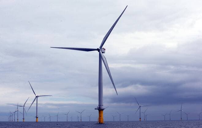 The London Array, the world s largest offshore wind farm in the Thames Estuary off the coast of the UK Photo by: Stephen Lock i-Images StephenxLock i-Images  SLK