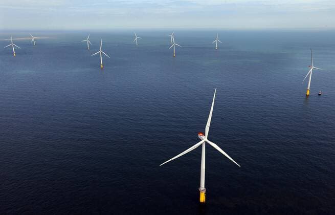 The London Array, the world s largest offshore wind farm in the Thames Estuary off the coast of the UK Photo by: Stephen Lock i-Images StephenxLock i-Images  SLK