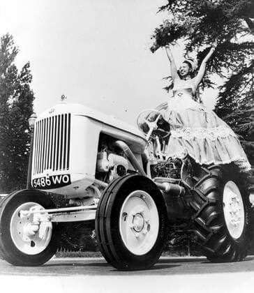 IMAGO ICONS: Josephine Baker Josephine Baker drives a tractor in the Bois de Boulogne Automobile beauty contest 1949 UnitedArchives00521026 