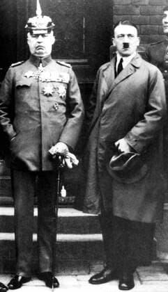IMAGO History, Zweiter Weltkrieg: 1939 - 1945 Chronik: 1923 - Hitlerputsch in München Ludendorff and Hitler in front of the People s Court, Munich, where they are on trial for treason. 24th Feb 1924, München, Bayern UnitedArchives00539830 