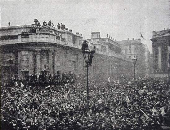 The crowd at Mansion House, London celebrating the relief of Mafeking 18th May 1900 UnitedArchives00551704 