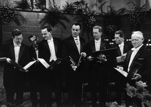Stockholm, Sweden. Once again the Nobel Awards solemn ceremony was held int he Concert Hall here. Our picture made after the ceremony on 10 December 1965 shows, from left, Robert Burns Woodward (Harvard University, New York , chemistry prize; Julian Schwinger (Harvard, New York), physics; Richard Feynman (California University) phsyics; Francois Jacobs, Andre Lwoff and Jacques Monod, all three from the Pasteur Institute, Paris, France, medicine prize winners, and Soviet Russia s Mikhail Sjolochov, literature prize winner UnitedArchives00551956 