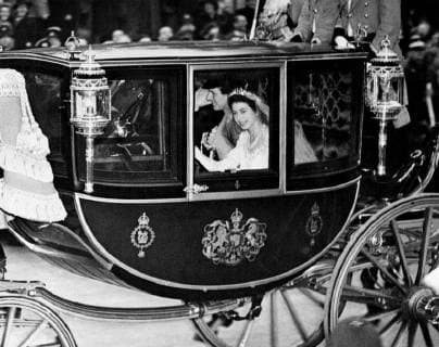 Princess Elizabeth and Prince Philip at Parliament Square after the wedding ceremony. 20th November 1947. UnitedArchives00575040 