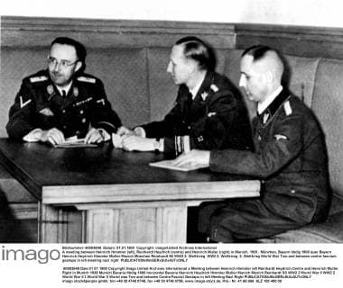 IMAGO History, Zweiter Weltkrieg: 1939 - 1945 A meeting between Heinrich Himmler (left), Reinhardt Heydrich (centre) and Heinrich Muller (right) in Munich. 1939 , München, Bayern UnitedArchives00575417 