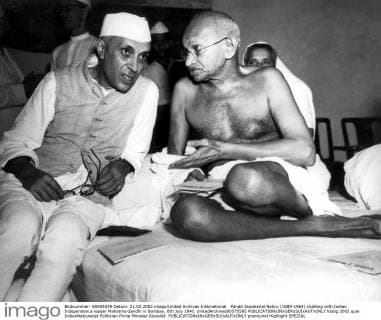 IMAGO ICONS: Mahatma Gandhi Pandit Jawaharlal Nehru (1889-1964) chatting with Indian Independence leader Mahatma Gandhi in Bombay, 6th July 1946. UnitedArchives00575595 