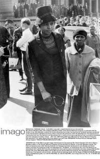 IMAGO History, Ende der Apartheid in Südafrika: 1990-1994 Mrs Winnie Mandela (left), wife of Nelson Mandela, leader of the African National Congress, is pictured with her mother in law, Mrs Mandela, outside the Pretoria Supreme Court after hearing that her husband had been sentenced to life imprisonment. Mandela and seven others received life sentences under the Sabotage Act, The Supression of Communism Act and The General Law Amendment Act. A ninth on trial was acquitted but was re-arrested immediately and was released on another charge. - 13th June 1964 UnitedArchives00575605 