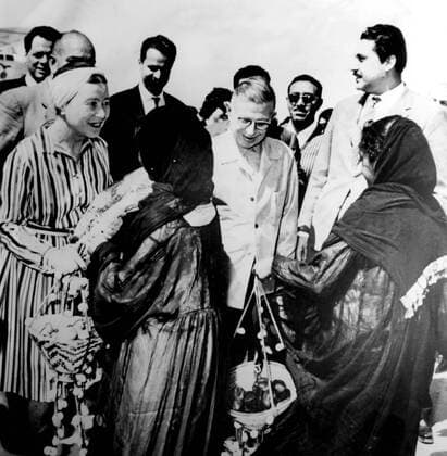 Famous French authors Jean-Paul Sartre and Simone de Beauvoir are presented with Nubian gifts during their visit to the site of the Aswan High Dam. 6th March 1967, Assuan, Ägypten UnitedArchives00585950 