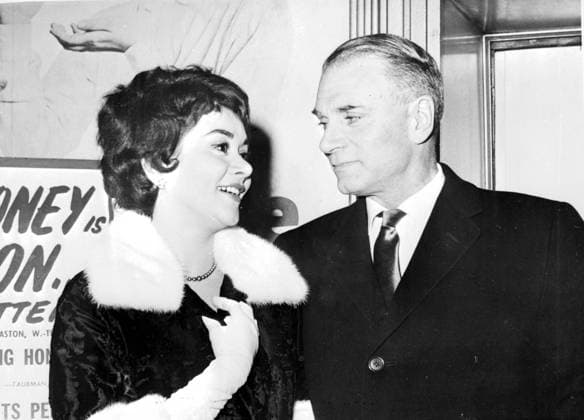 New York: Actor Sir Laurenc Olivier and bride actress Joan Plowright leaving Booth Theatre 18th March 1961 UnitedArchives00589942 