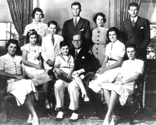 The Kennedy Family in 1938. Mr and Mrs Joseph Kennedy with their nine children at Bronxville, New York. From left, seated: Eunice, Jean, Edward (on lhis father s lap), Joseph Kennedy, Patricia and Kathleen. Standing: Rosemary, Robert, John F, Mrs Kennedy and Joseph jnr. Joseph was killed during WW2. Kathleen lost her life in a plane crash in 1948. UnitedArchives00781444 
