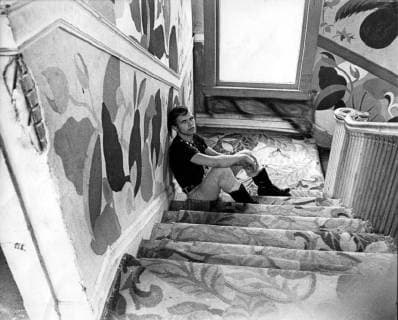 Young hippy man sitting on the stairs of pad. 1960 s, Treppe UnitedArchives00785662 