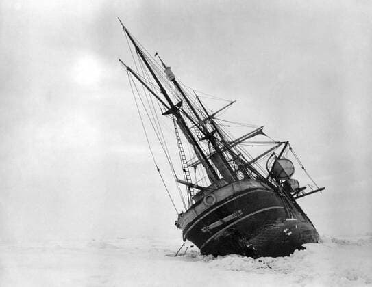 1915 - The ship Endurance frozen in by ice during the 1914 - 1916 expedition to the Antarctic led by Shackleton. UnitedArchives00824018 