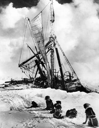 1915 - The ship Endurance frozen in by ice during the 1914 - 1916 expedition to the Antarctic led by Shackleton. Crew members desperately tried to clear the ice with pick axes but the ship eventually froze in and was broken up. UnitedArchives00824028 