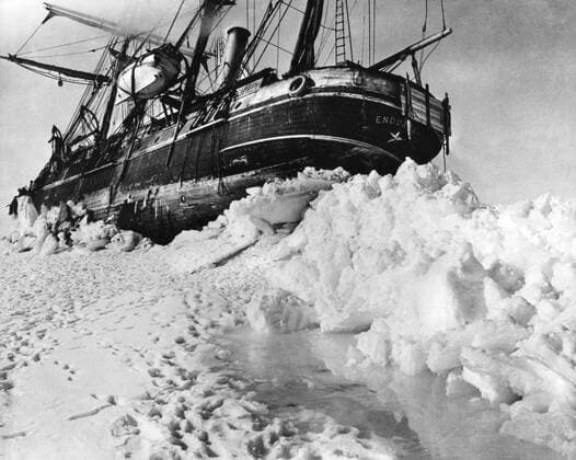 1915 - The ship Endurance frozen in by ice during the 1914 - 1916 expedition to the Antarctic led by Shackleton. Crew members desperately tried to clear the ice with pick axes but the ship eventually froze in and was broken up. UnitedArchives00824038 