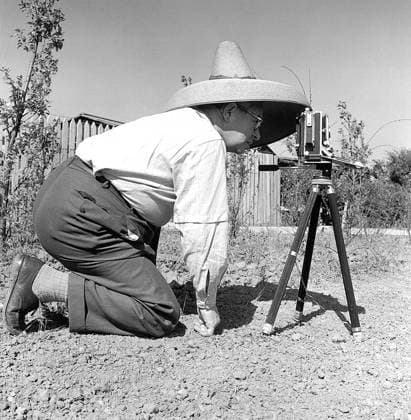 ARNE JACOBSEN PHOTOGRAPHING HIS OWN GARDEN UnitedArchives00849941 