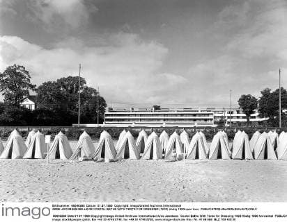 Architektur von Arne Jacobsen ARNE JACOBSEN BELLEVIE COSTAL BATHS WITH TENTS FOR DRESSING (1932) UnitedArchives00849945 