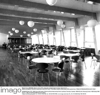 Architektur von Arne Jacobsen ARNE JACOBSEN THE NOVO CANTEEN (1935) WITH ANT STACKING CHAIRS (1952) UnitedArchives00849965 