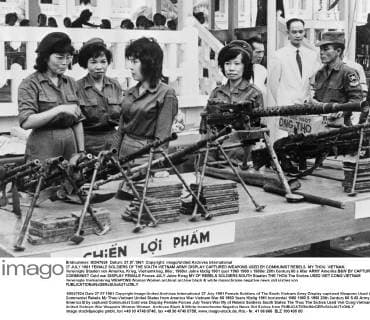 IMAGO History, Vietnamkrieg: 1955-1975 27 JULY 1961 FEMALE SOLDIERS OF THE SOUTH VIETNAM ARMY DISPLAY CAPTURED WEAPONS USED BY COMMUNIST REBELS. MY THOU, VIETNAM., Vereinigte Staaten von Amerika, Krieg, Vietnamkrieg, 60er, 1960er Jahre UnitedArchives00866716 