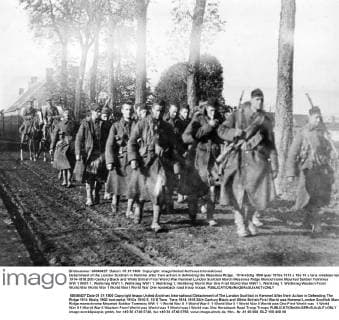 Detachment of the London Scottish in Kemmel after their action in defending the Messines Ridge . 1914 UnitedArchives00871007 