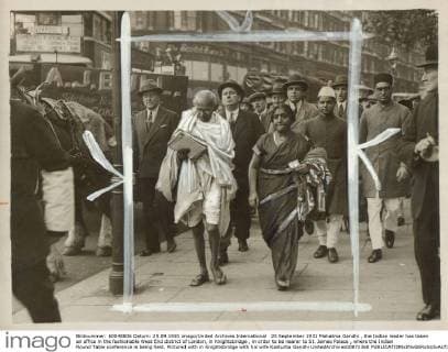 25 September 1931 Mahatma Gandhi , the Indian leader has taken an office in the fashionable West End district of London, in Knightsbridge , in order to be nearer to St. James Palace , where the Indian Round Table conference is being held. Pictured with in Knightsbridge with his wife Kasturba Gandhi UnitedArchives00871360 