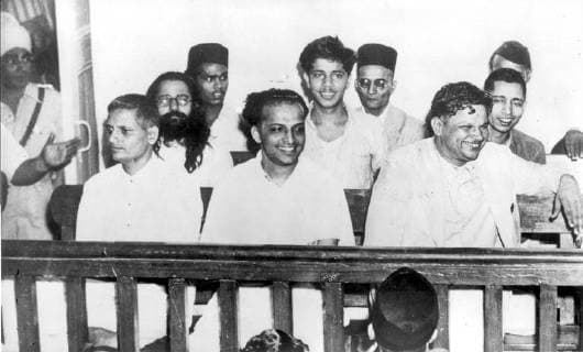 IMAGO ICONS: Mahatma Gandhi Some of the accused (Mahatma Gandhi assassination) talking to the defence counsels just before the preliminary began, at the hearing of N. V Godse. Left to right : Nathuram Vinayak Godse; Narayan Dattatraya Apto, Vishnu Ramakrishan Karkare. 31st May 1948 UnitedArchives00903271 