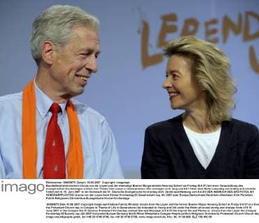 Bundesfamilienministerin Ursula von der Leyen und der ehemalige Bremer Bürgermeister Henning Scherf am Freitag (8.6.07) bei einer Veranstaltung des evangelischen Kirchentages in Köln zum Thema Vom Leben in Generationen: Wie vertragen sich Jung und Alt? Unter dem Motto Lebendig und kräftig und schärfer findet vom 6.-10. Juni 2007 in der Domstadt der 31. Deutsche Evangelische Kirchentag statt. (Siehe epd-Meldung vom 8.6.07) DER ABDRUCK DES EPD-FOTOS IST HONORARPFLICHTIG! Ursula von der Leyen beim Kölner Kirchentag 230548 EDITORIAL USE ONLY