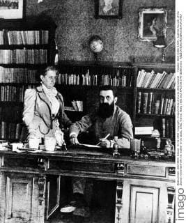 Theodor Herzl (1860-1904), Austrian founder of the Zionist movement with his mother in his study, 1902, Vienna. UnitedArchives00911706 