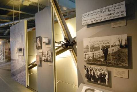 Das Originalkreuz aus Neonröhren von der Kirche in Rippicha am Dienstag (09.10.07) in der neu gestalteten Dauerausstellung, mit der das Zeitgeschichtliche Forum Leipzig über die 40-jährige Geschichte der DDR informiert. Das Kreuz erinnert an Pfarrer Oskar Brüsewitz, der sich 1976 aus Protest über die Verhältnisse auf dem Marktplatz von Zeitz selbst verbrannte. Auf einer erweiterten Fläche des Museums in der Leipziger Innenstadt werden anhand von 3.200 Exponaten die Geschichte der deutschen Teilung, der Alltag, die Diktatur und der Widerstand in der DDR erlebbar. Die neue Dauerausstellung wurde von Kulturstaatsminister Bernd Neumann (CDU) am Jahrestag der entscheidenden Montagsdemonstration vom 9. Oktober 1989 in Leipzig eröffnet. Die bisherige Dauerpräsentation wurde überarbeitet und um 800 Objekte erweitert. (Siehe epd-Bericht vom 09.10.07) DER ABDRUCK DES EPD-FOTOS IST HONORARPFLICHTIG 237968 EDITORIAL USE ONLY