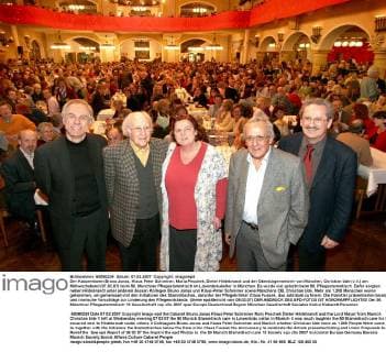 Der Kabarettisten Bruno Jonas, Klaus Peter Schreiner, Maria Peschek, Dieter Hildebrandt und der Oberbürgermeister von München, Christian Ude (v.li.) am Mittwochabend (07.02.07) beim 50. Münchner Pflegestammtisch im Löwenbräukeller in München. Es wurde viel gelacht beim 50. Pflegestammtisch. Dafür sorgten neben Hildebrandt unter anderen dessen Kollegen Bruno Jonas und Klaus-Peter Schreiner sowie Münchens OB, Christian Ude. Mehr als 1.200 Menschen waren gekommen, um gemeinsam mit den Initiatoren des Stammtisches, darunter der Pflegekritiker Claus Fussek, das Jubiläum zu feiern. Die Künstler präsentierten bissige und ironische Vorschläge zur Linderung des Pflegenotstands. (Siehe epd-Bericht vom 08.02.07) DER ABDRUCK DES EPD-FOTOS IST HONORARPFLICHTIG! Der 50. Münchner Pflegestammtisch 218154 EDITORIAL USE ONLY
