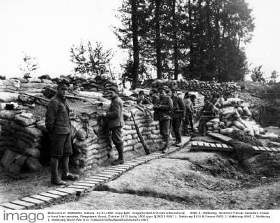 WW1: Northern France: Canadian troops in front line trenches, Ploegsteert Wood, October 1915 UnitedArchives00920341 