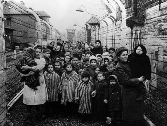 WW2: First hours immediately after the Soviet Army liberated the Oswiecim concentration camp, January 1945. Auschwitz, Poland. Soviet doctors and Red Cross representatives with child-prisoners of the camp., Befreiung, KZ, Konzentrationslager, Konzentrationslager, KZ UnitedArchives00922492 