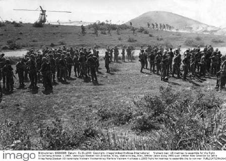 Vietnam war: US marines re-assemble for the flight to Da Nang airbase. c.1965, Vereinigte Staaten von Amerika, Krieg, Vietnamkrieg, 60er, 1960er Jahre UnitedArchives00922610 
