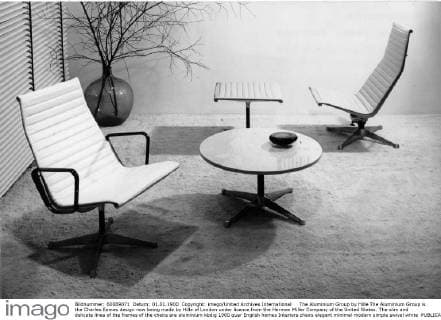 Designklassiker von Ray und Charles Eames The Aluminium Group by Hille The Aluminium Group is the Charles Eames design now being made by Hille of London under licence from the Herman Miller Company of the United States. The slim and delicate lines of the frames of the chairs are aluminium UnitedArchives00924959 
