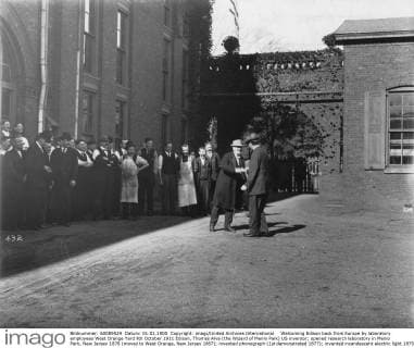 Welcoming Edison back from Europe by laboratory employees West Orange Yard 9th October 1911 Edison, Thomas Alva (the Wizard of Menlo Park) US inventor; opened research laboratory in Menlo Park, New Jersey 1876 (moved to West Orange, New Jersey 1887); invented phonograph (1st demonstrated 1877); invented incandescent electric light 1879; invented kinetograph camera and kinetoscope motion-picture viewer (patented 1891) _1847-1931 UnitedArchives00925503 