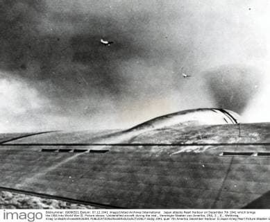 IMAGO History, Zweiter Weltkrieg: 1939 - 1945 Japan attacks Pearl Harbour on December 7th 1941 which brings the USA into World War II. Picture shows: Unidentified aircraft during the raid., Vereinigte Staaten von Amerika, USA, 2., II., Weltkrieg, Krieg UnitedArchives00926591 