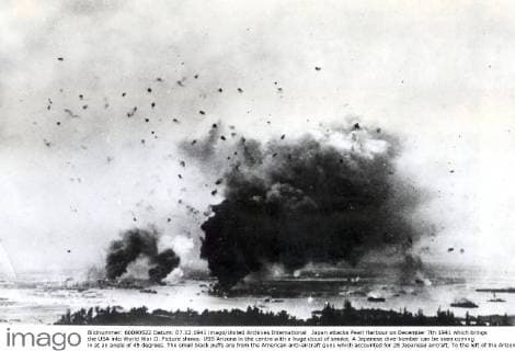 IMAGO History, Zweiter Weltkrieg: 1939 - 1945 Japan attacks Pearl Harbour on December 7th 1941 which brings the USA into World War II. Picture shows: USS Arizona in the centre with a huge cloud of smoke. A Japanese dive-bomber can be seen coming in at an angle of 45 degrees. The small black puffs are from the American anti-aircraft guns which accounted for 28 Japanese aircraft. To the left of the Arizona is the USS Shaw and a floating dock which also have smoke from the attack. Further to the left, beyond the Navy Yard and Hickham Airfield, Schofield Barracks can be seen, and at lower left is the damage repair ship USS Vestal. Ford Island is in the centre, and in the foreground, destroyers firing their guns., Vereinigte Staaten von Amerika, USA, 2., II., Weltkrieg, Krieg UnitedArchives00926592 