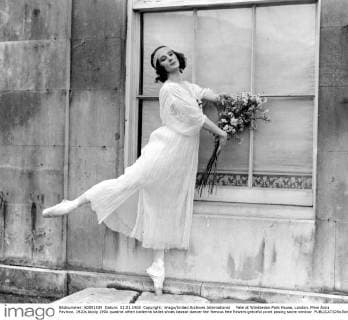 Fete at Wimbledon Park House, London. Mme Anna Pavlova. 1920s UnitedArchives00927207 
