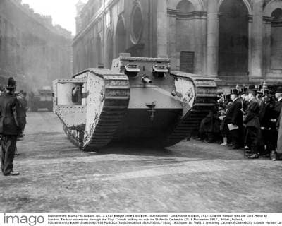 Lord Mayor s Show, 1917. Charles Hanson was the Lord Mayor of London. Tank in procession through the City. Crowds looking on outside St Paul s Cathedral (?). 9 November 1917 , Polizei, Polizist, Polizeimann UnitedArchives00927853 