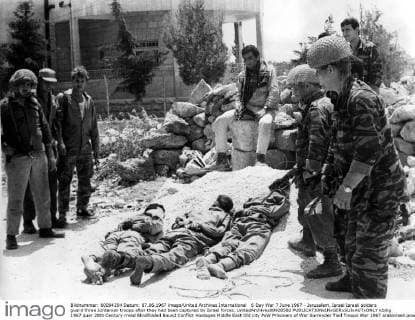 6 Day War 7 June 1967 - Jerusalem, Israel Israeli solders guard three Jordanian troops after they had been captured by Israel forces. UnitedArchives00928582 