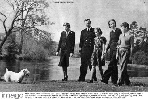 A wartime house party at Broadlands, country home of Lord and Lady Louis Mountbatten means a weekend off with their younger daughter, Pamela and friends. June 1942 UnitedArchives00929386 