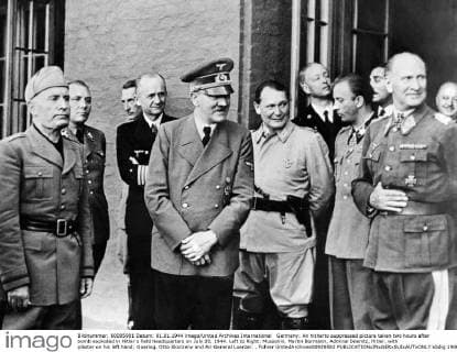 IMAGO History, Zweiter Weltkrieg: 1939 - 1945 Germany: An hitherto suppressed picture taken two hours after bomb exploded in Hitler s field headquarters on July 20, 1944. Left to Right: Mussolini, Martin Bormann, Admiral Doenitz, Hitler, with plaster on his left hand; Goering, Otto Skorzeny and Air General Loerzer. , Führer UnitedArchives00929502 
